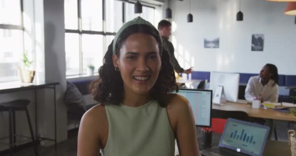 Retrato Mulher Negócios Birracial Feliz Olhando Para Câmera Escritório Trabalho — Vídeo de Stock