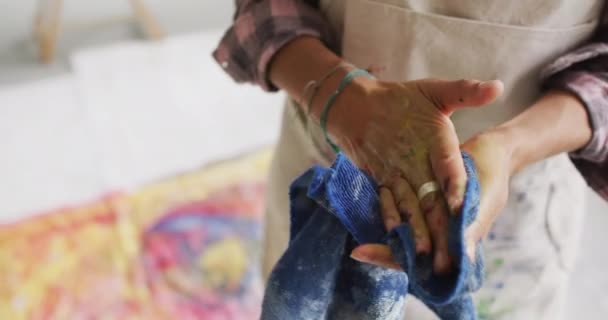 Βίντεο Από Biracial Γυναίκα Καλλιτέχνη Καθαρισμού Χέρια Ύφασμα Τέχνη Χειροτεχνία — Αρχείο Βίντεο