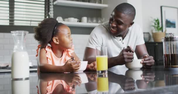 African American Father Daughter Preparing Breakfast Enjoying Quality Family Time — Vídeos de Stock