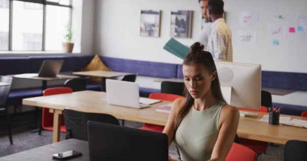 Felice Diversi Uomini Affari Discutono Lavoro Durante Riunione Ufficio Lavorare — Video Stock