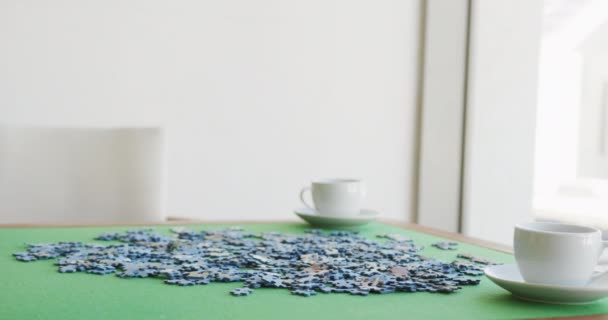 Video Puzzles Cups Coffee Green Table Retirement Lifestyle Spending Time — Stockvideo