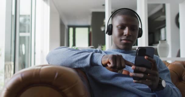 Αφροαμερικάνος Που Χρησιμοποιεί Ακουστικά Και Ακούει Μουσική Εγχώρια Ζωή Χρησιμοποιώντας — Αρχείο Βίντεο