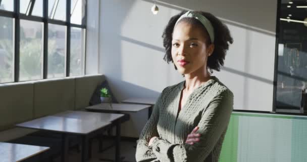 Retrato Uma Mulher Negócios Afro Americana Feliz Olhar Para Câmara — Vídeo de Stock