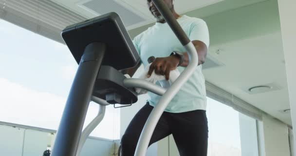 Video Senior African American Men Exercising Gym Retirement Lifestyle Active — Vídeos de Stock