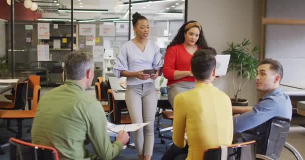 Щасливі Інваліди Різноманітні Бізнесмени Обговорюють Роботу Під Час Зустрічі Офісі — стокове відео