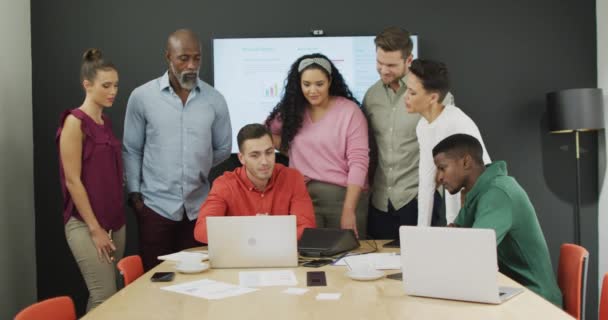 Heureux Divers Gens Affaires Discutant Travail Lors Réunion Bureau Travailler — Video