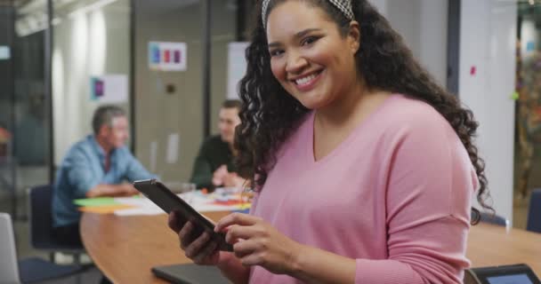 Retrato Mulher Negócios Birracial Feliz Usando Tablet Olhando Para Câmera — Vídeo de Stock