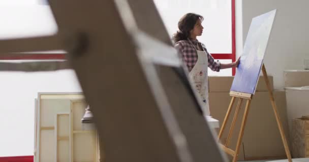 Vídeo Pintura Biracial Feminina Artista Estúdio Arte Artesanato Criatividade Conceito — Vídeo de Stock