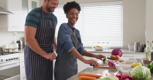 Відео Щасливої Різноманітної Пари Яка Готує Їжу Ріже Овочі Кухні — стокове відео