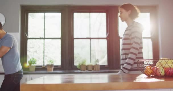 Kahve Içen Mutfakta Kucaklaşan Mutlu Çift Evde Kaliteli Zaman Geçirmek — Stok video
