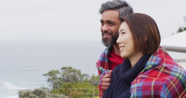 Casal Diverso Feliz Abraçando Com Cobertor Conversando Juntos Varanda Passar — Vídeo de Stock