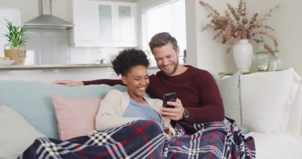 Video Happy Diverse Couple Embracing Using Smartphone Sofa Love Relationship — Vídeo de stock