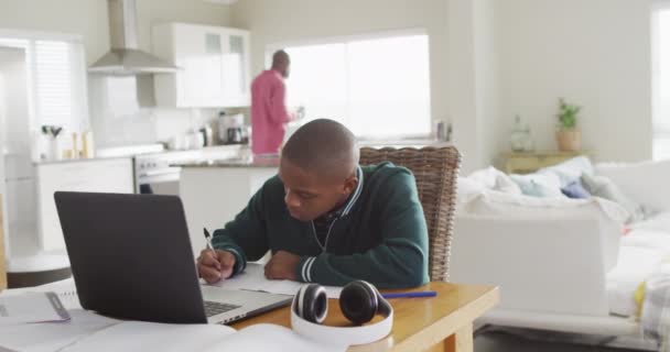 Video Zaměřeného Afrického Amerického Chlapce Laptopem Který Doma Online Lekce — Stock video