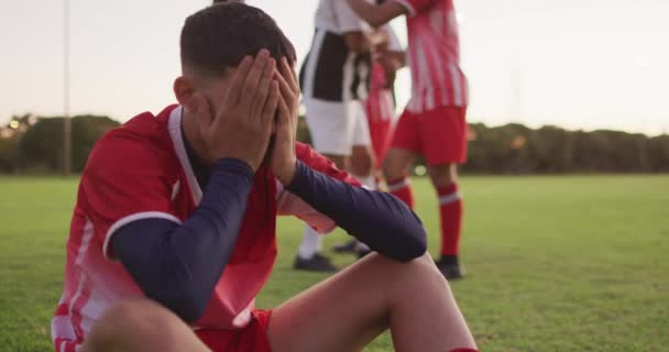 Video Sad Biracial Football Player Siting Field Male Football Team — Vídeo de Stock