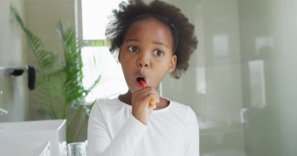 Video African American Girl Brushing Teeth Bathroom Lilvestyle Daily Hygiene — Wideo stockowe