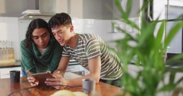 Kahve Içen Mutfakta Tablet Kullanan Mutlu Çift Evde Kaliteli Zaman — Stok video