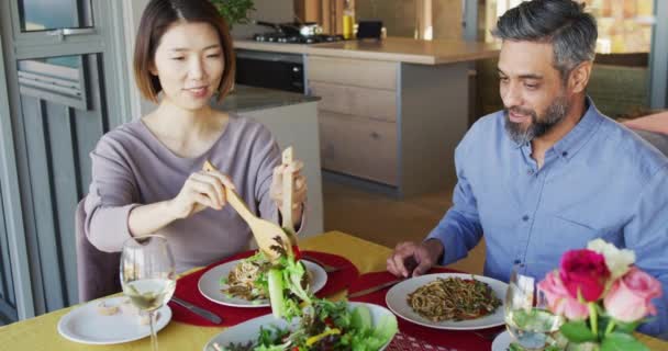 Glückliches Paar Das Einem Tisch Speisesaal Sitzt Abend Isst Und — Stockvideo