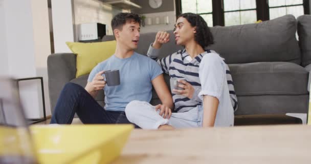 Счастливая Мужская Пара Сидящая Полу Пьющая Кофе Гостиной Проводить Время — стоковое видео