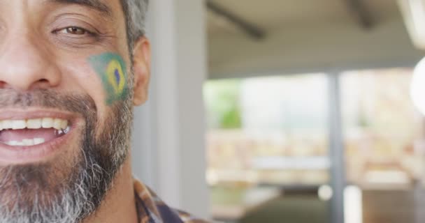 Homem Biracial Feliz Com Bandeira Brasil Bochecha Casa Passar Tempo — Vídeo de Stock