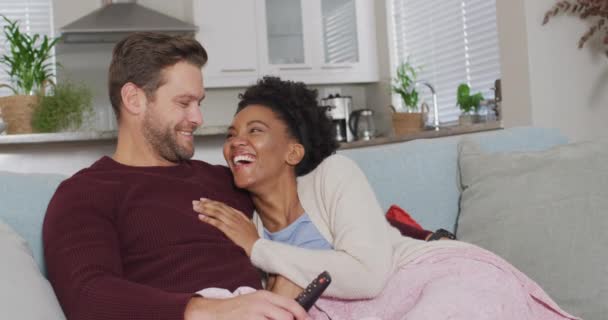 Video Happy Diverse Couple Watching Sofa Love Relationship Spending Quality — Vídeo de stock