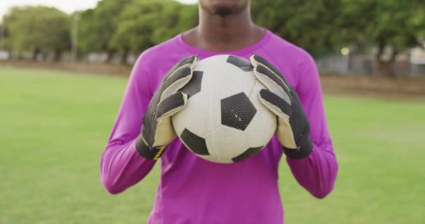 Видео Африканского Американского Футболиста Поле Мячом Мужская Футбольная Команда Инклюзивность — стоковое видео