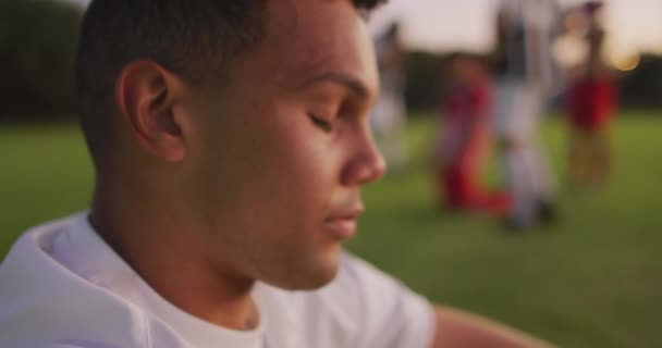 Βίντεο Θλιμμένο Σημαιοφόρο Ποδοσφαιριστή Κάθεται Στο Γήπεδο Ανδρική Ποδοσφαιρική Ομάδα — Αρχείο Βίντεο