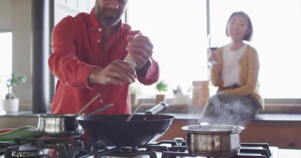 Casal Diverso Feliz Cozinhar Juntos Tempero Comida Panela Cozinha Passar — Vídeo de Stock