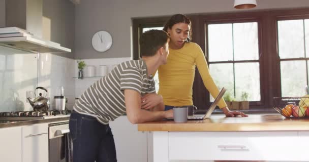 Kahve Içen Dizüstü Bilgisayar Kullanan Mutlu Çift Evde Kaliteli Zaman — Stok video