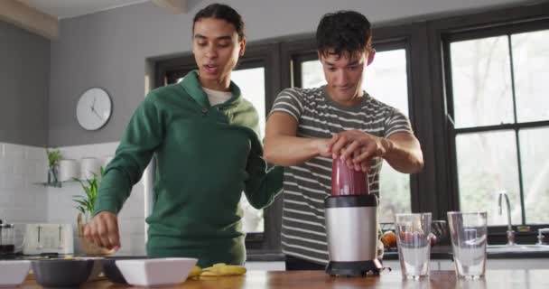 Happy Diverse Male Couple Making Healthy Drink Together Kitchen Spending — Vídeo de Stock