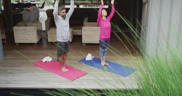 Gelukkig Divers Stel Dat Yoga Doet Staat Mediteert Het Terras — Stockvideo