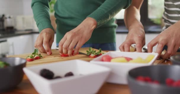 Střední Část Různých Párů Mužů Kteří Spolu Kuchyni Vyrábějí Zdravé — Stock video