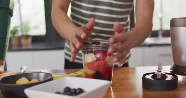 Melez Bir Adamın Mutfakta Birlikte Sağlıklı Bir Şeyler Içmesinin Orta — Stok video