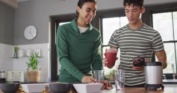 Mutfakta Birlikte Sağlıklı Içecekler Yapan Mutlu Erkek Çift Evde Kaliteli — Stok video