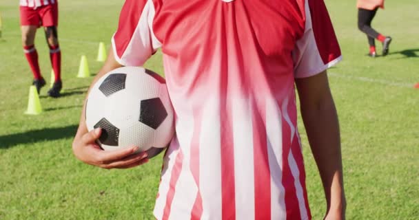 Βίντεο Άνδρες Παίκτες Του Ράγκμπι Μπάλα Στο Γήπεδο Ανδρική Ποδοσφαιρική — Αρχείο Βίντεο