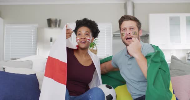 Видео Счастливая Пара Держит Руках Флаги Португалии Англии Смотрит Матч — стоковое видео