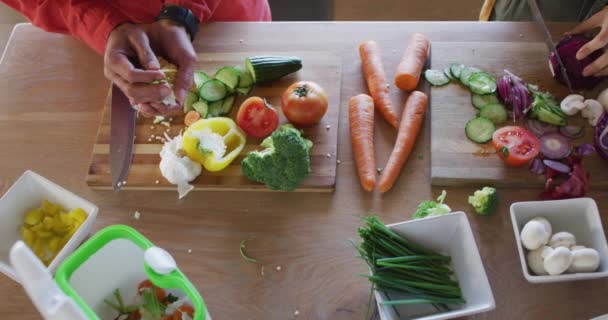 Разнообразная Пара Готовит Вместе Нарезает Овощи Убирает Кухне Проводить Время — стоковое видео