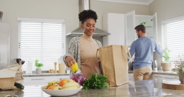 Video African American Woman Unpacking Groceries Kitchen Love Relationship Spending — ストック動画