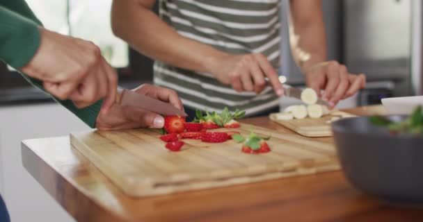 Çeşitli Erkek Çiftlerin Orta Kesimi Mutfakta Birlikte Sağlıklı Içecekler Hazırlıyorlar — Stok video