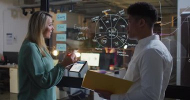 Çeşitli kadın ve erkek iş arkadaşlarının beyin fırtınası yapıp ofiste geç saatlere kadar çalıştıklarını gösteren bir video. İş ve ofiste geceleri teknoloji konseptiyle çalışmak.