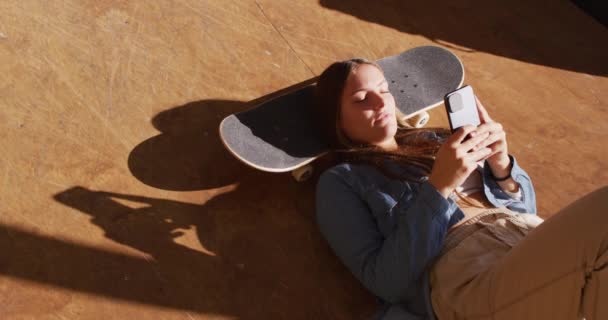 Video Happy Caucasian Female Skateboarder Resting Using Smartphone Skateboarding Sport — Wideo stockowe