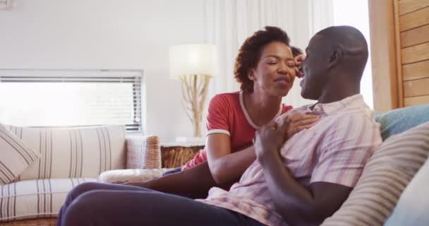 Відео Щасливої Афроамериканської Пари Сидить Дивані Розмовляє Любов Взаємини Час — стокове відео