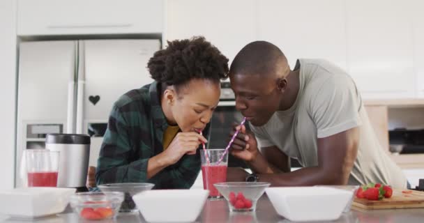 Видео Счастливой Африканской Американской Пары Пьющей Домашний Сок Одного Стакана — стоковое видео