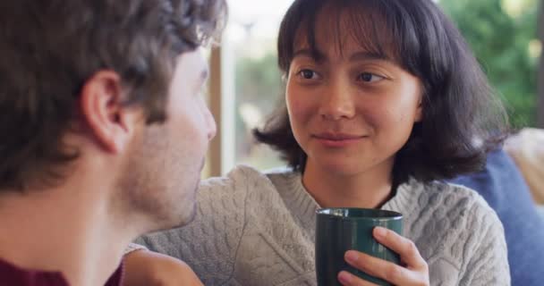Видео Заднего Вида Счастливой Пары Сидящей Диване Пьющей Кофе Любовь — стоковое видео