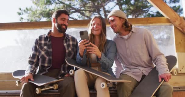 Video Happy Diverse Female Male Skateboarders Skate Park Skateboarding Sport — Vídeo de stock