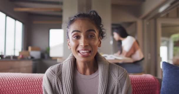 Відео Щасливої Жінки Яка Має Відеодзвінок Ноутбук Витрачати Вільний Час — стокове відео