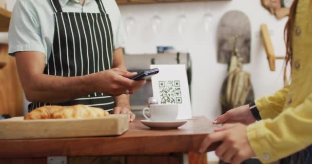 Video Midsection Diverse Male Seller Coffee Shop Customer Paying Smartwatch — Vídeo de stock