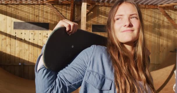 Video Happy Caucasian Female Skateboarder Holding Skateboard Skate Park Skateboarding — Vídeo de stock