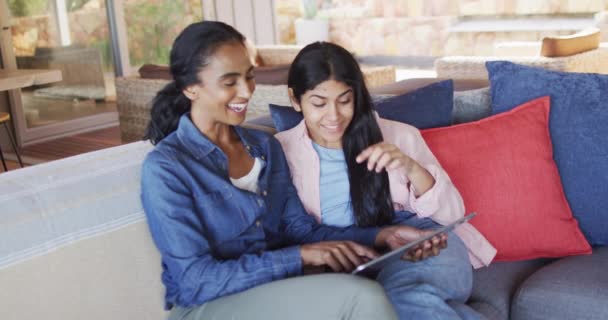Video Happy Diverse Female Friends Using Tablet Sofa Friendship Spending — Vídeo de Stock