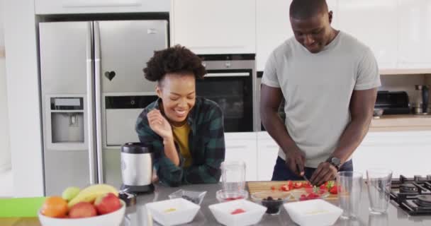 Видео Счастливой Африканской Американской Пары Готовящей Еду Вместе Кухне Любовь — стоковое видео
