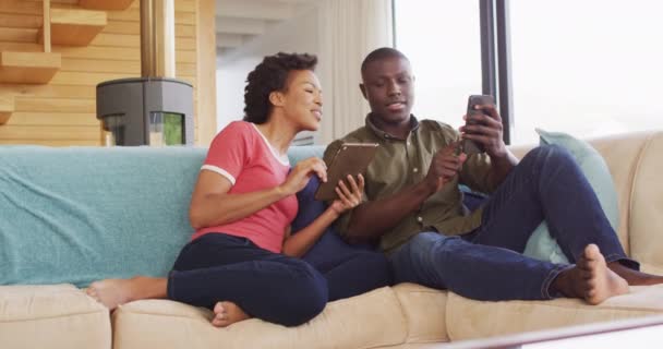 Video Happy African American Couple Sitting Sofa Using Tablet Love — ストック動画